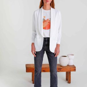 Americana mujer de punto con cuello smoking lisa