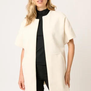 ABRIGO SEMI LARGO MINIMALISTA DE PAÑO COLOR IVORY CON BOLSILLOS TIPO CANGURO RIVOLI