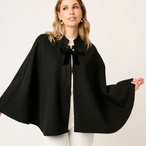 CAPA NEGRA DE PAÑO SEMI CIRCULAR CON MOÑO DE TERCIOPELO EUGENIA