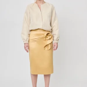 FALDA  SATINADA MIDI FORMAL CON FLOR A LA CINTURA BARCELOS